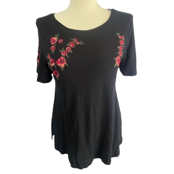 DG2 by Diane Gilman Tops - XS DG2 Diane Gilman Black Round Neck Women's Tshirt Red Pink Rose Embroidered